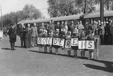 164353 Afbeelding van een opvoering door kinderen op het perron van het N.S.-station Boxtel te Boxtel ter gelegenheid ...